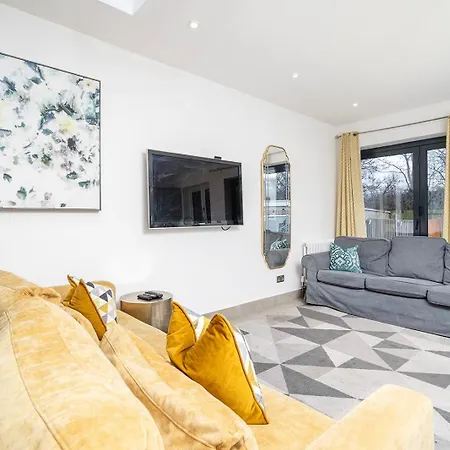 Large 4 Bedroom House With Parking Available London Exterior photo