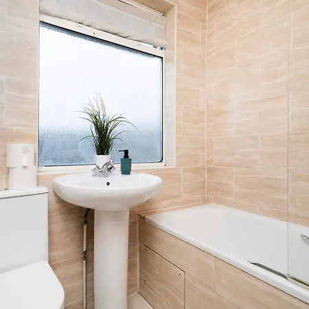 Large 4 Bedroom House With Parking Available London Exterior photo