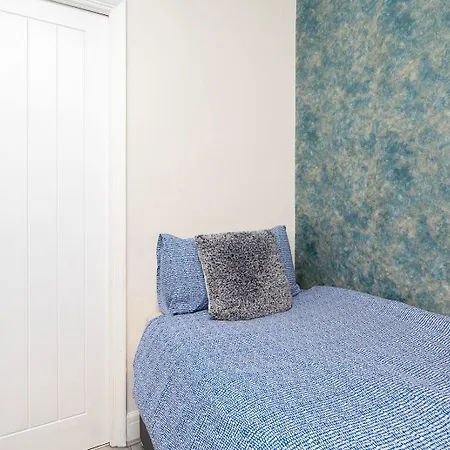 Large 4 Bedroom House With Parking Available London Exterior photo