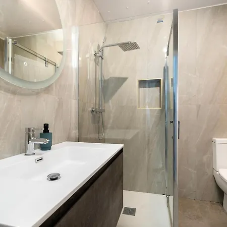 Large 4 Bedroom House With Parking Available London Exterior photo