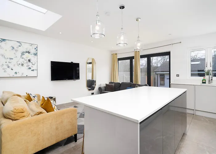 Large 4 Bedroom House With Parking Available