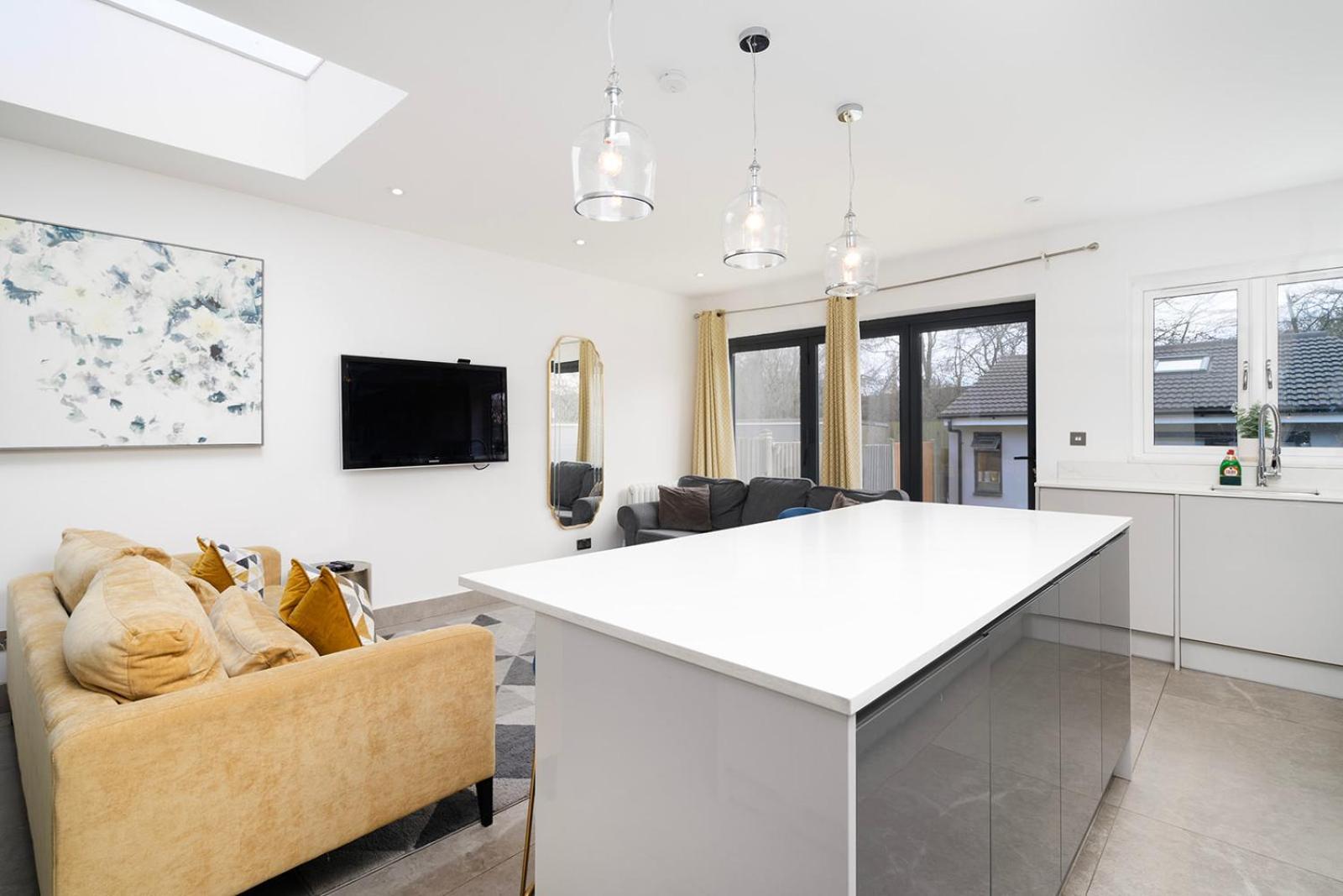 Apartment Large 4 Bedroom House With Parking Available London