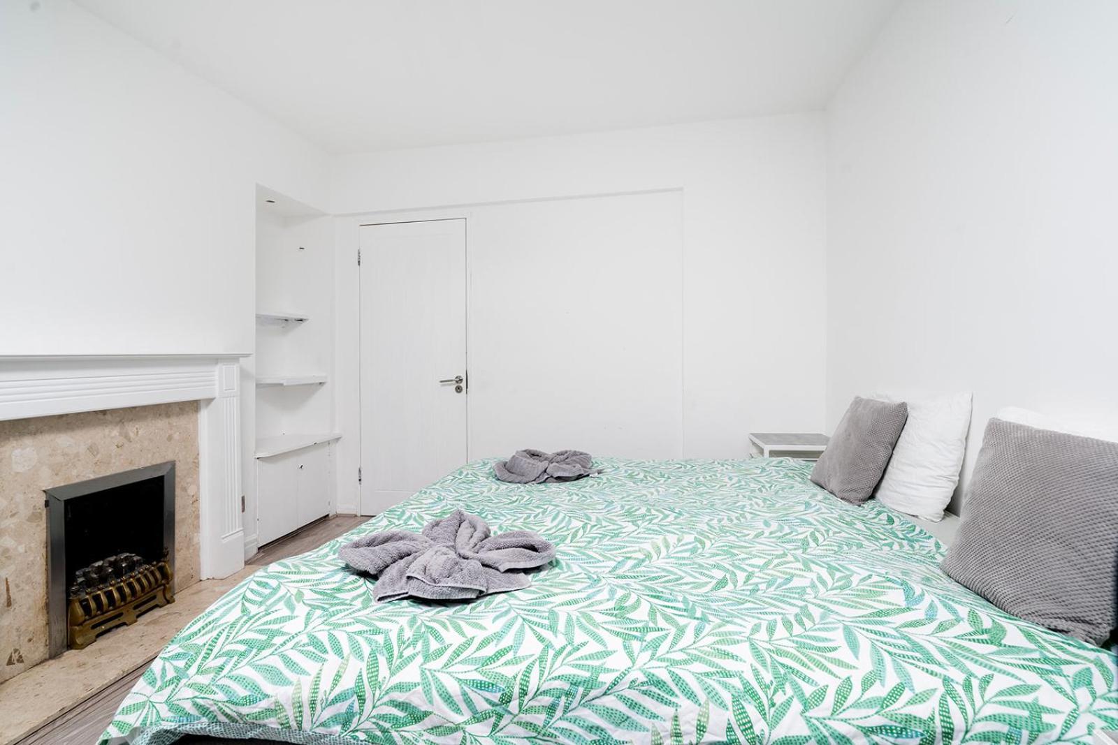 Large 4 Bedroom House With Parking Available Apartment