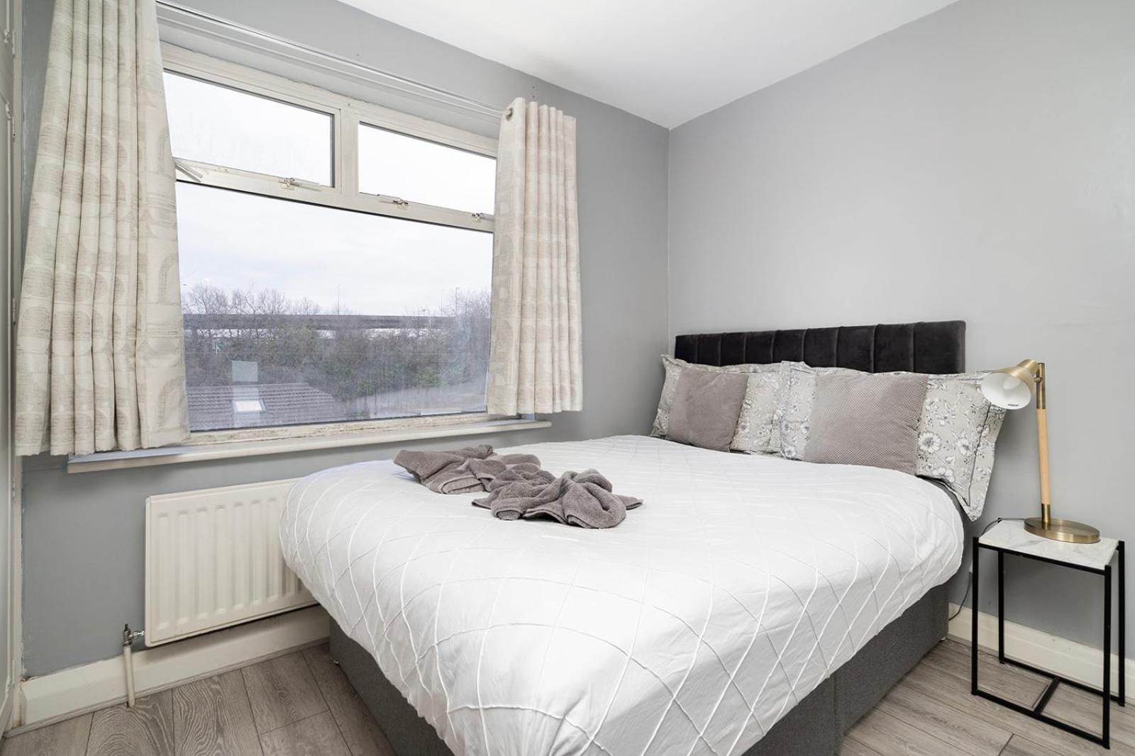 Large 4 Bedroom House With Parking Available London