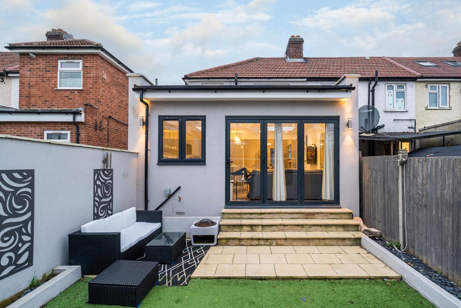 Large 4 Bedroom House With Parking Available Apartment London