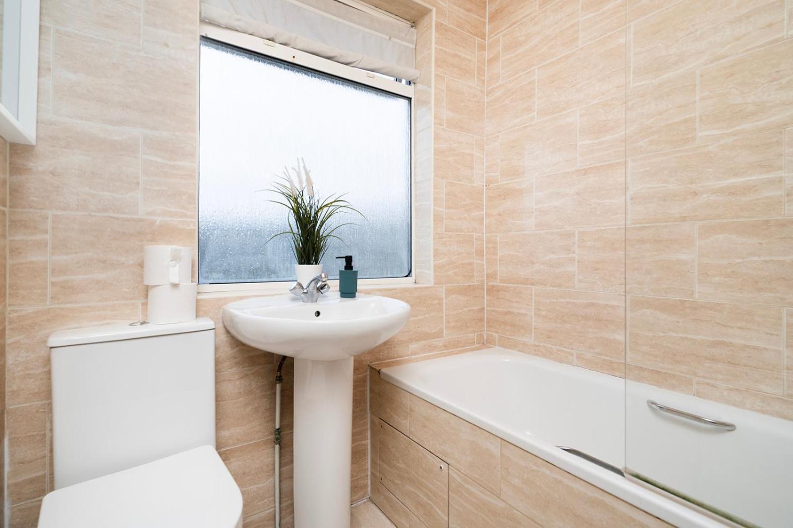 Large 4 Bedroom House With Parking Available London