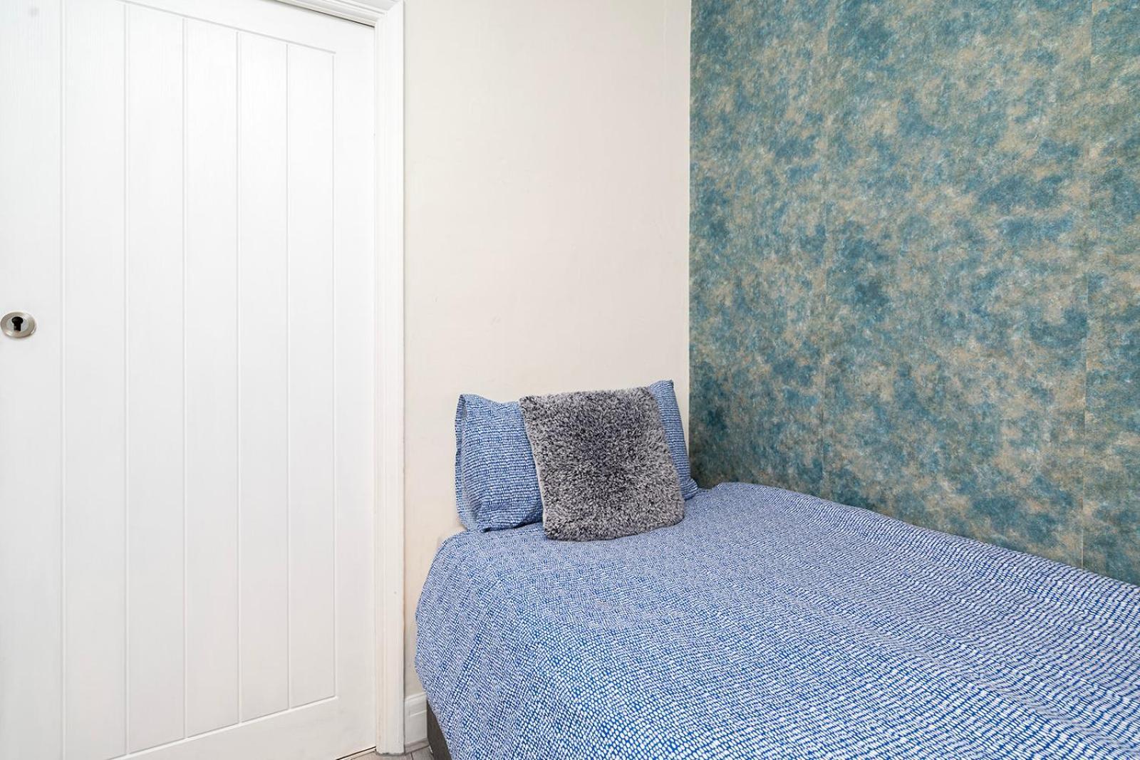 Large 4 Bedroom House With Parking Available *