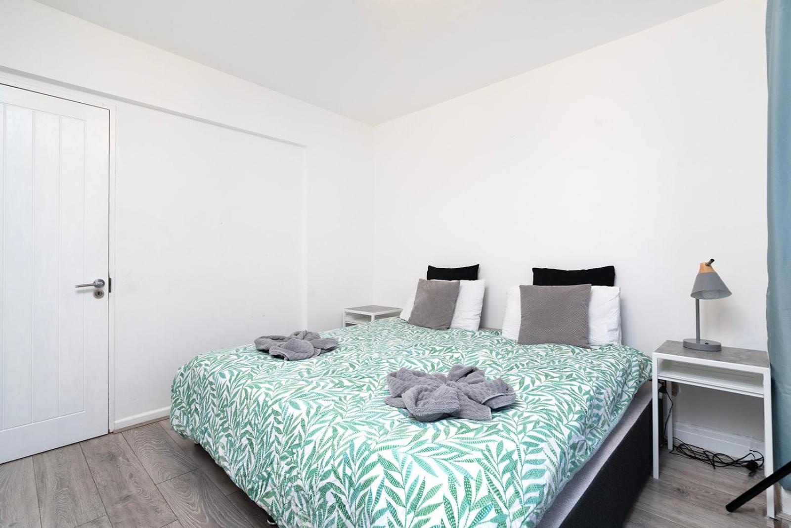 Large 4 Bedroom House With Parking Available Apartment London
