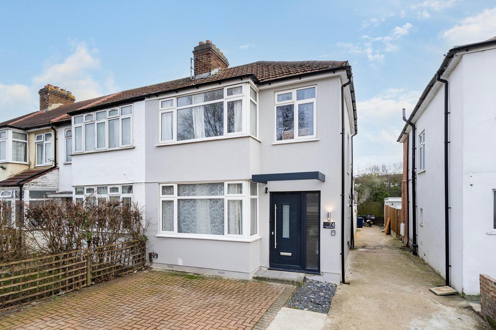 Apartment Large 4 Bedroom House With Parking Available London