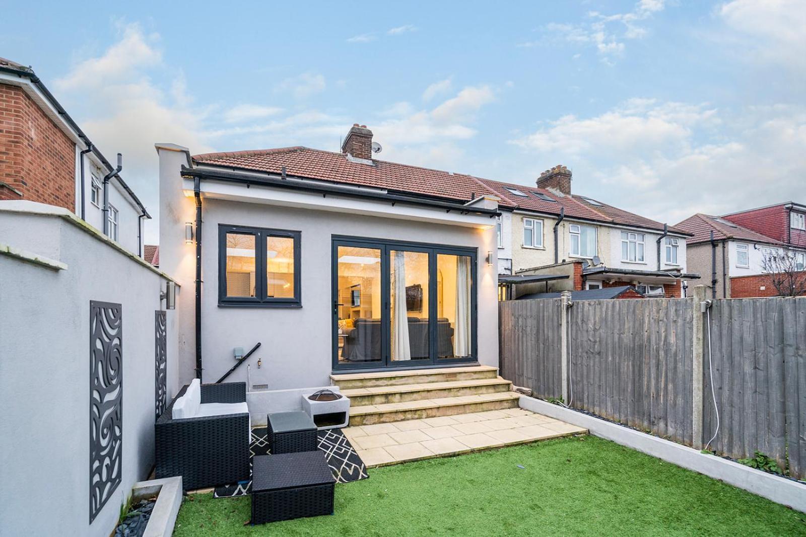 Large 4 Bedroom House With Parking Available * London