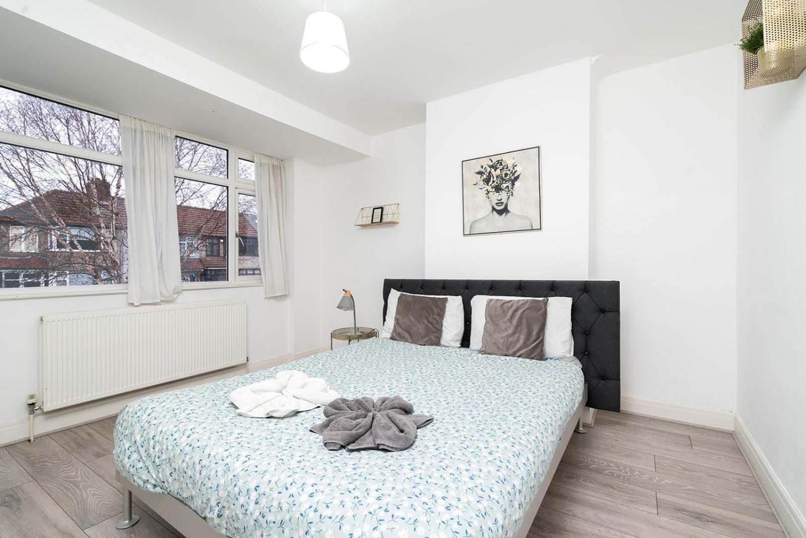 Large 4 Bedroom House With Parking Available Apartment *