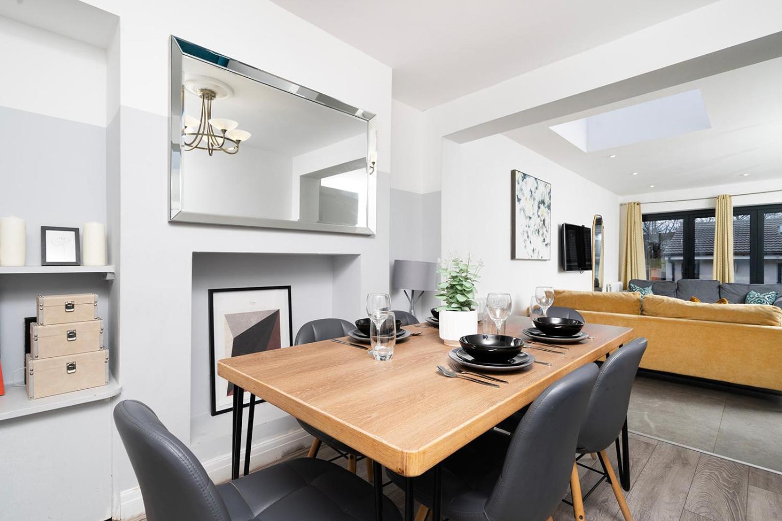 Apartment Large 4 Bedroom House With Parking Available London