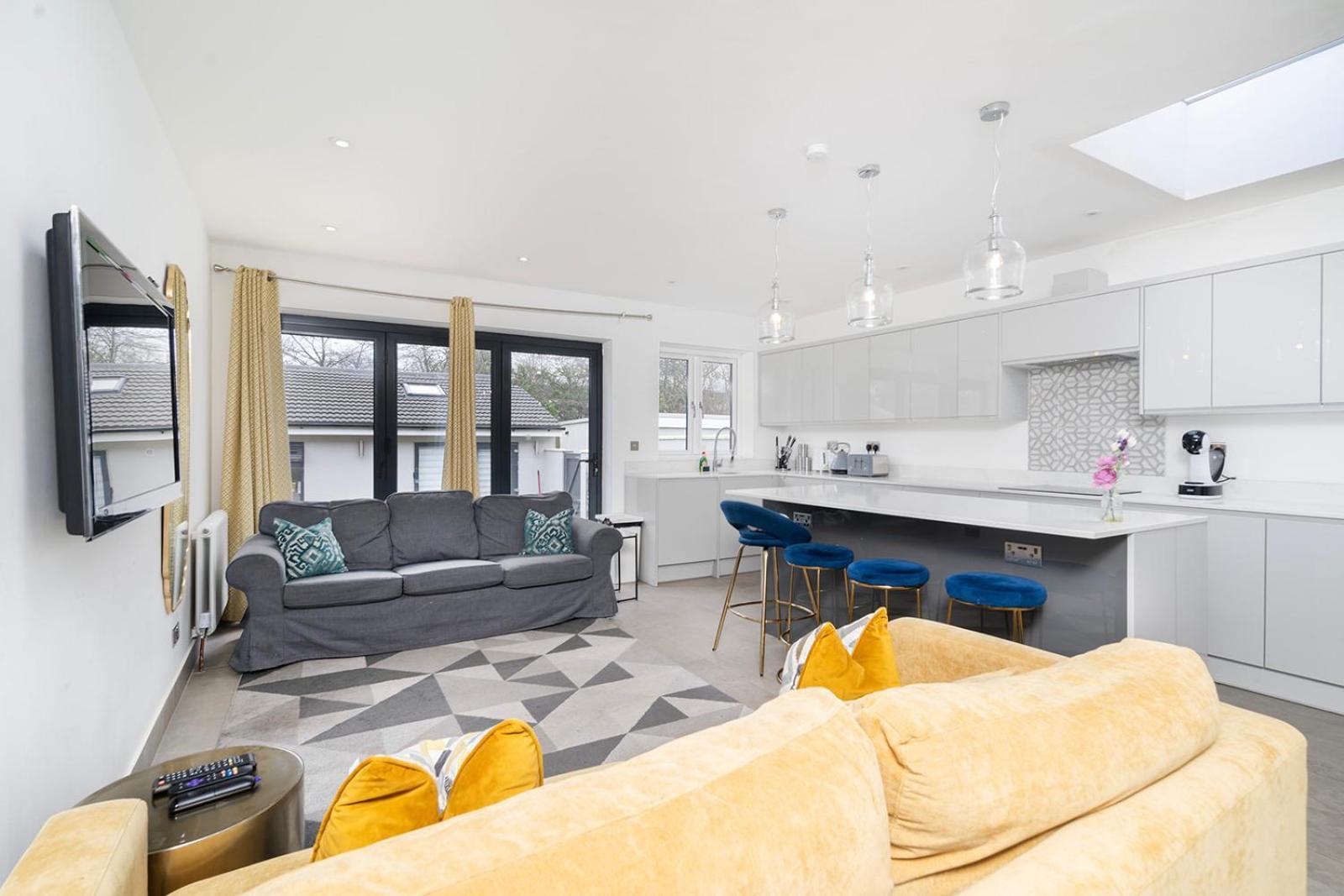 Large 4 Bedroom House With Parking Available London