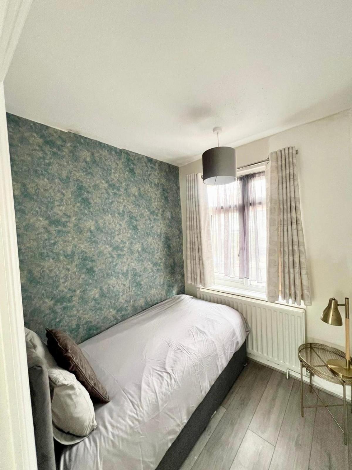 Large 4 Bedroom House With Parking Available Apartment London