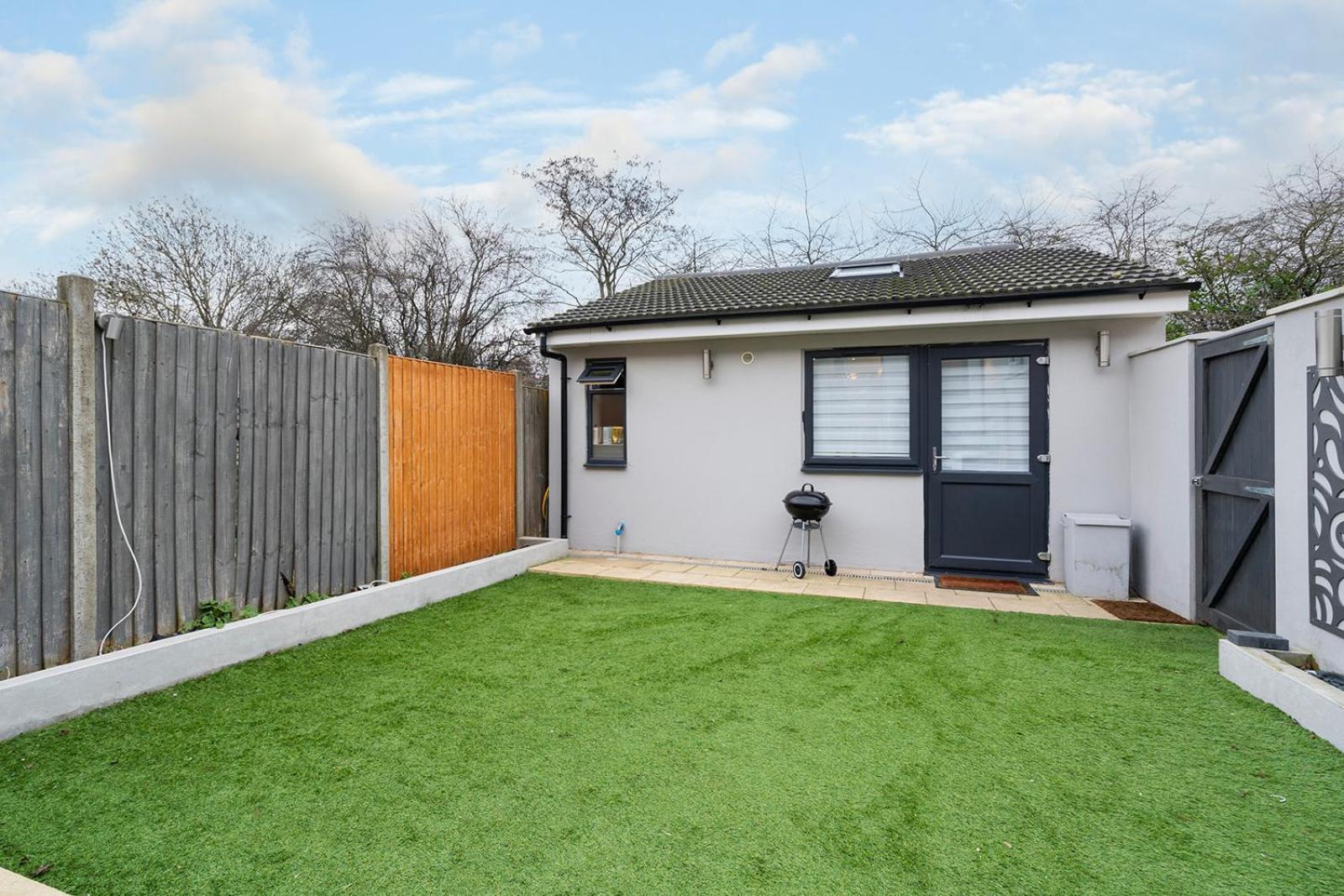 Large 4 Bedroom House With Parking Available *