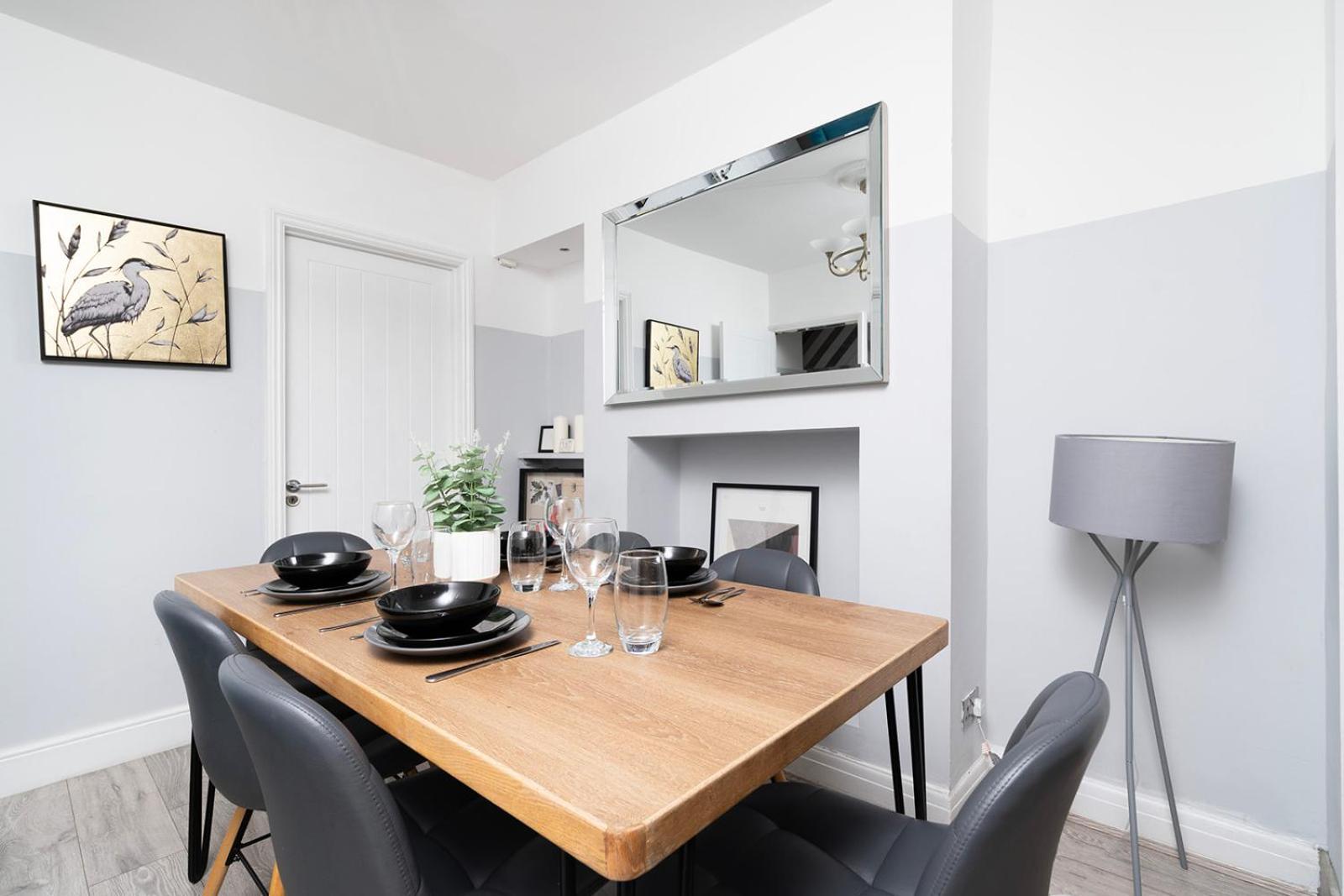 Large 4 Bedroom House With Parking Available Apartment