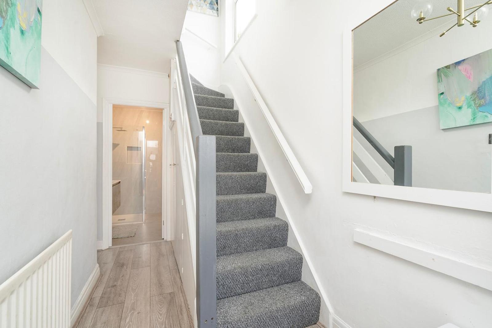 Large 4 Bedroom House With Parking Available Apartment *