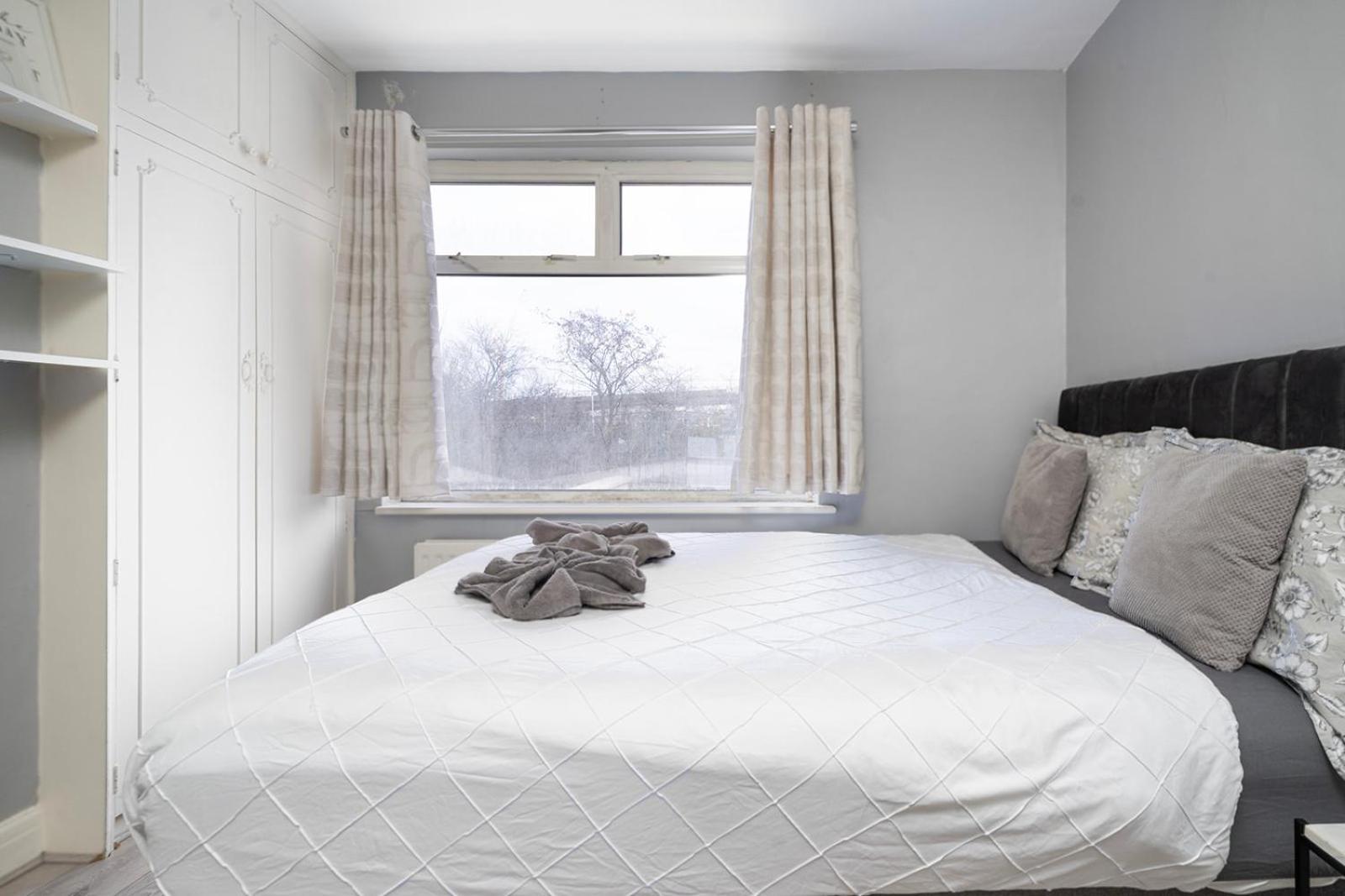 Apartment Large 4 Bedroom House With Parking Available London