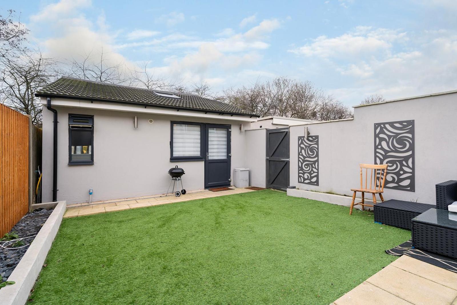Large 4 Bedroom House With Parking Available * London