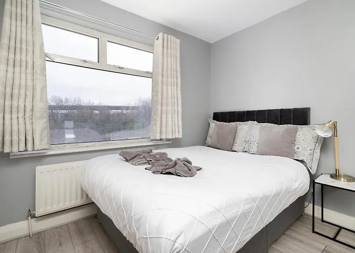 Large 4 Bedroom House With Parking Available